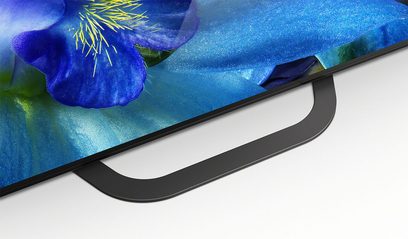 Sony KD-55AG8 buet fladskærms-TV, smal sort ramme, centralt fod, viser et blåt blomsterbillede