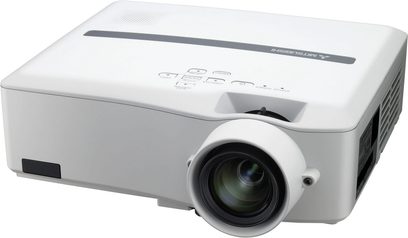 Bílý videoprojektor Mitsubishi WL2650U, pohled zepředu a z boku, kulatý objektiv, tlačítka na horní straně, konektory vzadu