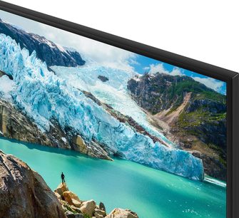 Samsung UE55RU7175-TV som viser et fjelllandskap med en blågrønn isbre og en person som står på en steinblokk