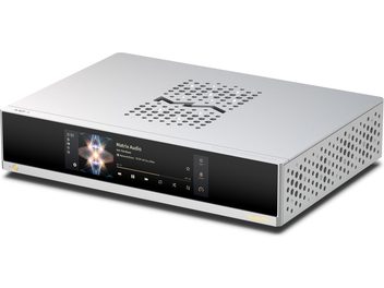 Matrix Audio MD-1 geïntegreerde hi-fi stereoversterker in zilverkleurig aluminium, driekwart vooraanzicht van rechts, zwarte voorzijde met groot kleurentouchscreen en enkele knop, boven- en zijpanelen geperforeerd met ronde ventilatiegaten, geel MA-logo rechtsonder