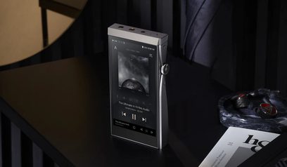 Astell&Kern SE180 sølvfarvet audiofil musikafspiller, skærm der viser "The Ultimate in Hi-Res Audio", liggende på sort brochure