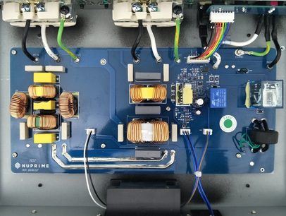 Nuprime Pure AC-4 sort strømforsyning, åben, set indefra forfra, elektroniske komponenter, kabler og stik