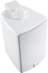 Coluna de exterior para parede Canton Pro XL.3 branco mate, vista em ângulo, grelha metálica branca e suporte de fixação