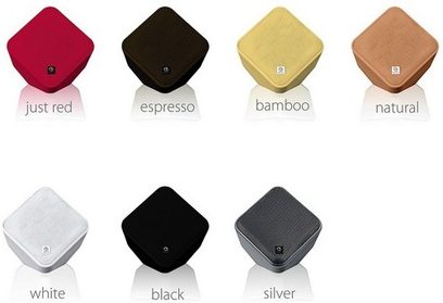 7 bærbare, firkantede Bluetooth-højttalere i forskellige farver: rød, brun, beige, naturlig, hvid, sort og gråsølv