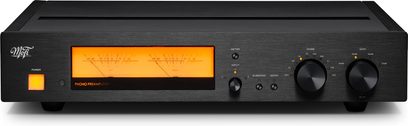 Phono předzesilovač Mofi Electronics MasterPhono černý, pohled zepředu, černý kartáčovaný čelní panel a oranžové VU metry