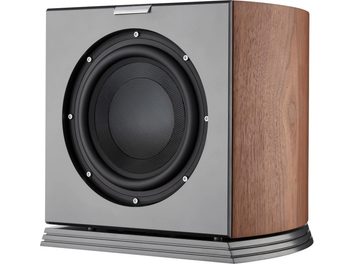 AudioVector RSUB subwoofer i valnöt, trekvarts vy framifrån, kabinett i valnötsträ med rundade sidor, front i antracitgrå med stor svart cirkulär högtalare omgiven av synliga skruvar, placerad på en mörkgrå sockel