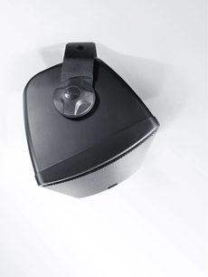Cassa acustica da esterno a muro Canton Pro XL.3 nero laccato, forma arrotondata con griglia frontale e staffa di fissaggio a vista