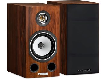 Par de caixas de som de prateleira Triangle Comète série EZ teca em madeira marrom acabamento teca, vista em três quartos, uma sem a grade revelando tweeter dourado embutido, woofer branco e duplos dutos frontais, a outra com grade preta