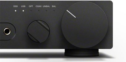 Слушалков предусилвател Sennheiser HDV 820 черен, близък план на предната страна с детайлен изглед към бутоните и конекторите