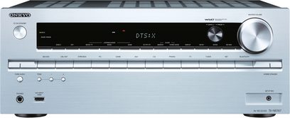 Forsiden af en sølvfarvet Onkyo TX-NR747 hjemmebiograf-forstærker med knapper, stik og display