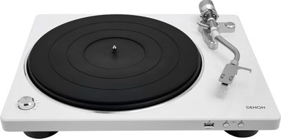 Denon DP-450USB hvid pladespiller, set ovenfra, tonarm med pickup, sort pladedrev, hvidt kabinet