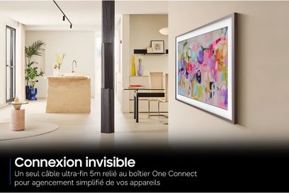 Samsung The Frame TQ55LS03HA-tv hængt på væggen, tynd brun ramme, visning af et farverigt abstrakt kunstværk