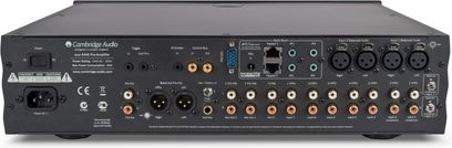 Cambridge Audio Azur 840E forforstærker i sort, set forfra, med flere stik, knapper og display på forsiden