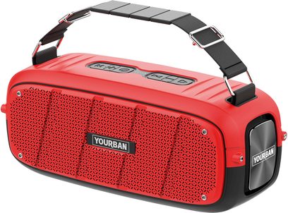 Bluetooth-højttaler Yourban Getone 60 rød, set fra trekvart vinkel, perforeret frontgitter, knapper på toppen, sort rem
