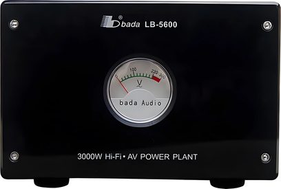 Multiprise Bada LB-5600 negra, vista frontal, con voltímetro analógico redondo central que indica el voltaje en voltios