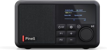 Stolní rádio Pinell Compact v černém plastu, pohled zepředu, textilní mřížka vlevo, displej, tlačítka a otočný ovladač vpravo