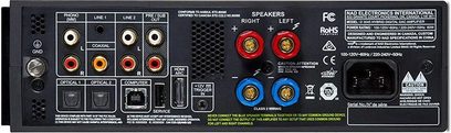 NAD D3045 hi-fi-förstärkare, svart metallbakpanel, anslutningsklämmor, RCA phono/linje, optiska ingångar, USB, HDMI ARC, IEC-kontakt