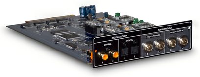 Carte d’extension NAD MDC AM17 в синьо-шистово PCB с черен метален панел, гледна от ъгъл, оборудвана с сини кондензатори, видими интегрални схеми и панел с цифрови коаксиални, оптични и RCA сребърни конектори