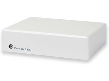 Pro-Ject Phono Box E BT5 baltas fono priešstiprintuvas, baltas stačiakampis korpusas, vaizdas iš priekio, "Pro-Ject" logotipas apačioje kairėje