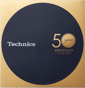 Technics SL-1200M7LEA blå pladespiller, set ovenfra, gyldent logo "50 years ANNIVERSARY SL-1200 SERIES" på sort pladebakke