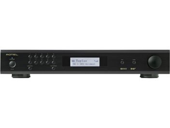 Rotel T11 Tuner schwarz, Frontseite, blaue LCD-Anzeige, silberfarbene Knöpfe und Regler, 6,35 mm Klinkenbuchse für Kopfhörer