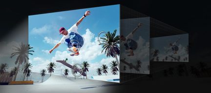 Skateboarder springt in die Luft, Arme und Beine gespreizt, auf einer Skatepark-Rampe, mit Palmen und Gebäuden im Hintergrund