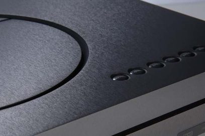 Naim Audio CD555 CD-afspiller, nærbillede af kontrolknapper og bakke, mat sort tekstureret finish