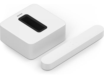 Hvid Sonos Beam lydbjælke og Sub subwoofer, set forfra og fra tre fjerdedele, placeret på en hvid overflade