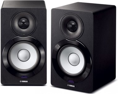 To Yamaha NX-N500 sorte monitorhøjttalere, en forfra og en fra siden, på hvid baggrund