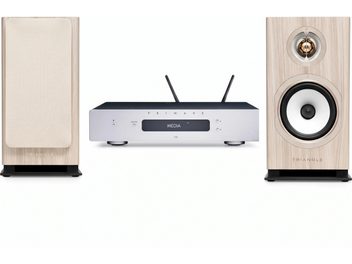 Комплект hi-fi зі сріблястим підсилювачем Primare I15 і двома світло-бежевими акустичними колонками Triangle, одна з яких із захисною решіткою