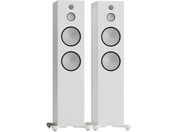 Paar witte Monitor Audio Silver 500 8G-zuilspeakers met vier zichtbare luidsprekers aan de voorzijde