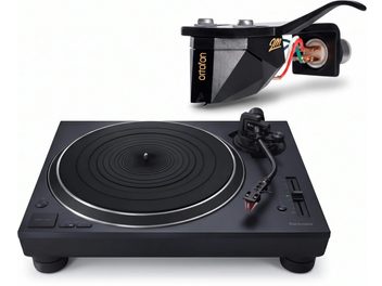 Tocadiscos de vinilo Technics negro con cápsula Ortofon 2M montada en el brazo de lectura, vista en tres cuartos