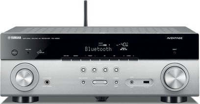 Yamaha RX-A550 titano namų kino stiprintuvas, priekinis vaizdas, sidabrinė priekinė dalis su mėlynu LCD ekranu, priekiniai mygtukai ir lizdai