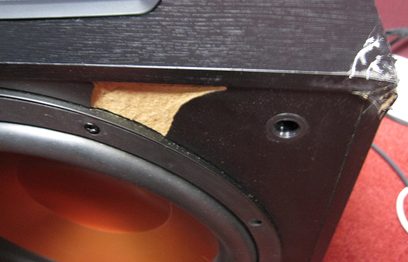 Klipsch RW-12d sort baskabin, nærbillede af bagsiden, der viser højttaleren og isoleringspolstringen