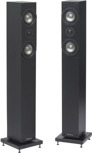 Sorte højtalersøjler fra Highland Audio, Aingel 3203-model, set forfra, placeret ved siden af hinanden på sorte stativer