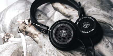 Sort kablet on-ear-hovedtelefon, plast og metal, SR125x med åbne bikubemønstrede gitre, nærbillede i trekvart vinkel