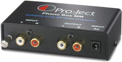 Pro-Ject PHONO BOX MM DC sort forforstærker, frontpanel med RCA-indgange/-udgange og kontakt, set forfra