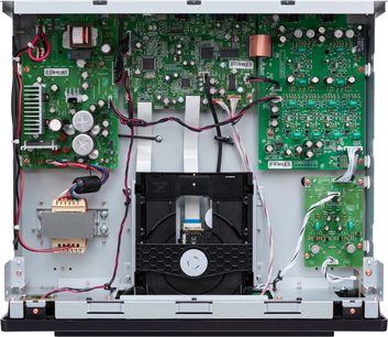 Плеєр CD Marantz CD60 сріблястого кольору, відкритий, вид спереду всередину, зелені друковані плати, електронні компоненти, кольорові кабелі