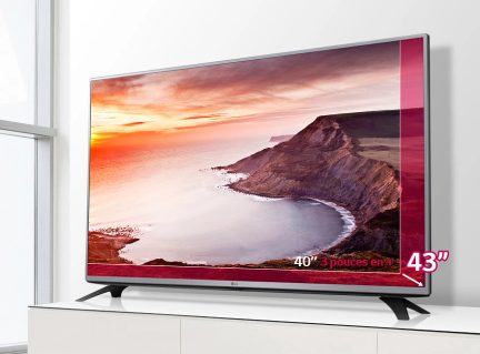 43-tommer LED-TV, der viser et billede af en klippekyst ved solnedgang med havet og den orange himmel