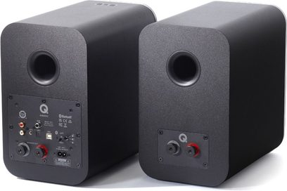 To sorte Q Acoustics M20 højttalere, set forfra, med højttalerenheder, knapper og tilslutninger på bagsiden