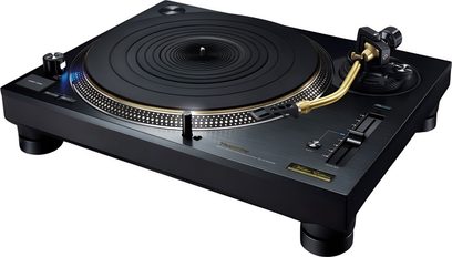 Gramofon Technics SL-1210GMEEK černý se zlatým ramenem v pohledu ze tří čtvrtin na černém pozadí