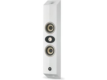 Cassa acustica Focal On Wall 301 bianco laccato, cabinet in legno lucido stretto con due altoparlanti medi-gravi color canapa, tweeter centrale nero, prese d'aria circolari in alto e in basso, vista a tre quarti frontale