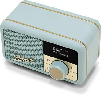 Roberts Revival Petite 2 bordradio i himmelblå med kornet kunstlæderbeklædning og gyldne kanter, set fra trekvart forfra med vist perforeret højttalergitter, sort digitalt display og central cirkulær drejeknap på beige panel