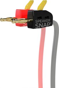 Rote und schwarze Bananenstecker Speaker Snap SSBP, graues Kabel, rechteckiger schwarzer Stecker, weißer Hintergrund