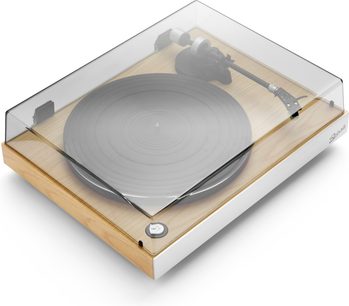 Giradischi hi-fi Roberts Stylus Luxe in legno chiaro con pannello frontale in alluminio bianco, piatto nero striato e braccio argentato sotto copertura in acrilico trasparente, ghiera argentata per la regolazione della velocità sul frontale, vista da tre quarti anteriore