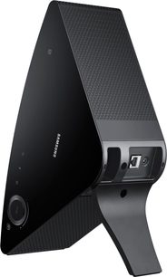 Trådløs tilsluttet Samsung WAM550 sort højttaler, set fra venstre trekvartsvinkel, afrundet trekantet form