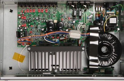 Arcam FMJ-A28 stereo hi-fi forstærker, indvendigt billede der viser printplader, elektroniske komponenter, køleplade og blæser