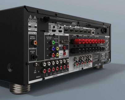 Zadní pohled na černý zesilovač s konektory HDMI, koaxiálními, optickými, RCA, červenými a černými svorkovnicemi a ethernetovými porty