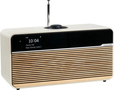 Ruark Audio R2 mk4 hvid smart-højttaler, front med lameller i lyst træ, sort skærm og teleskopantenne