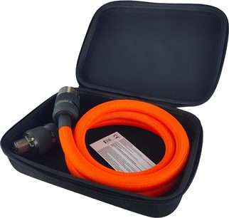 Napájecí kabel Taga Harmony GTPC-TS 2m, oranžový textilní opletený plášť, černé konektory, otevřený obal, pohled shora